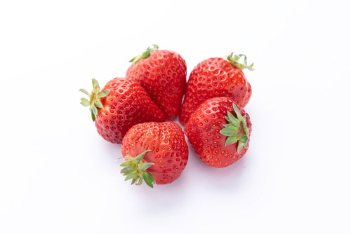 身を寄せ合う新鮮ないちご達、ヘタの緑色が映える