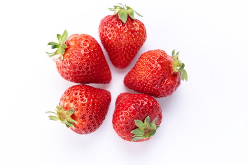 白い背景に置かれた大粒の苺