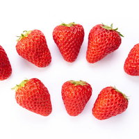 白背景に円形に並べられた8個のいちごのの写真