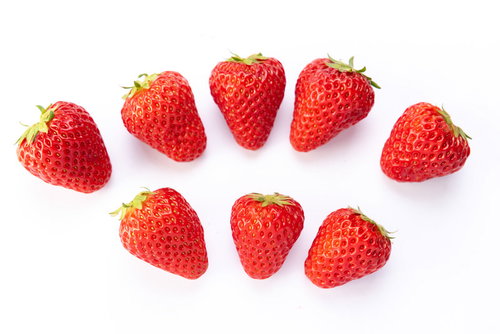 白背景に円形に並べられた8個のいちごの