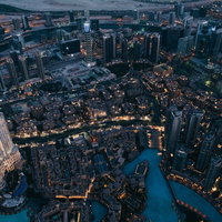 超高層階から俯瞰したドバイの高層ビル群の夜景の写真