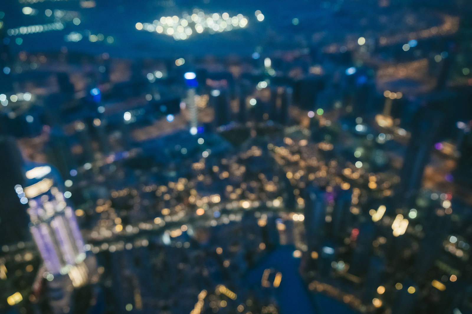 高層ビルから見下ろしたドバイの夜景、光がボケて玉ボケ効果が美しい都市風景