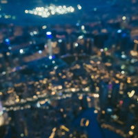 高層ビルからのドバイの夜景、光の玉ボケが幻の街を照らすの写真