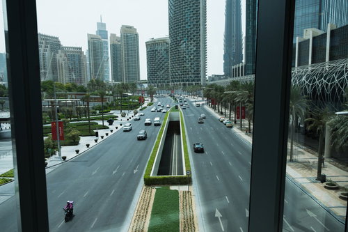 高層ビル群へと続く道路を行き交う車（ドバイ）