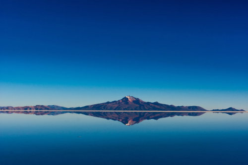 雨季の鏡張りになったウユニ塩湖に映る山と絶景
