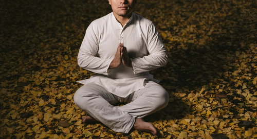 瞑想と祈りをする男性の瞑想姿勢の