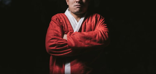 厳ついサンタクロースが腕を組んで出てきた