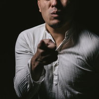 苦悩の表情で叫ぶ男性、ストレスと精神的負担を表現した感情表現の写真