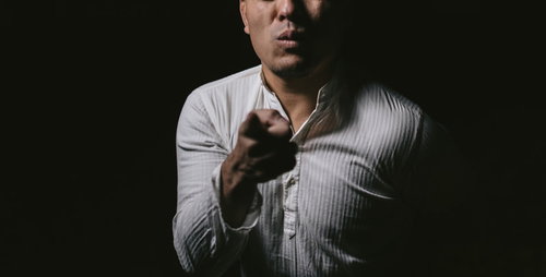 苦悩の表情で叫ぶ男性、ストレスと精神的負担を表現した感情表現