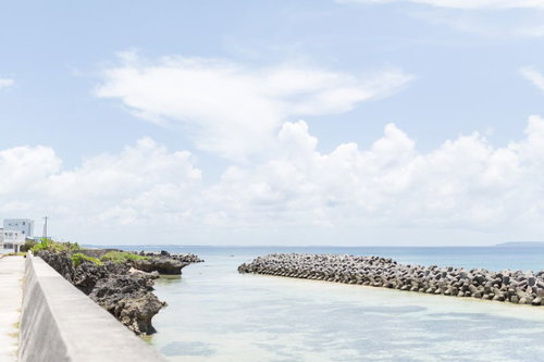 宮古島の池間島からの海と離島の防波堤、テトラポッド