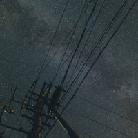 ビーチでスイカ割りをする男性と砂に埋まった男性の写真