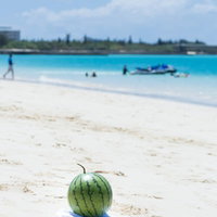 宮古島の白い砂浜と波打ち際の写真
