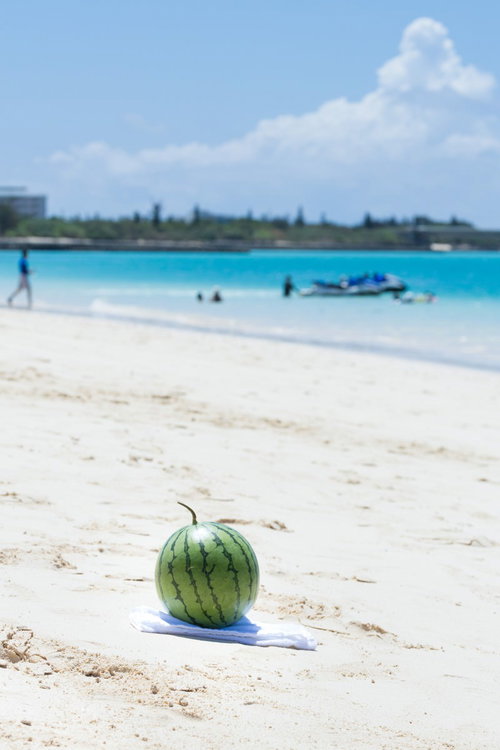 宮古島の白い砂浜と波打ち際