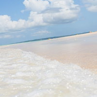 宮古島の前浜ビーチで波打ち際の砂浜を低角度で捉えた景色の写真