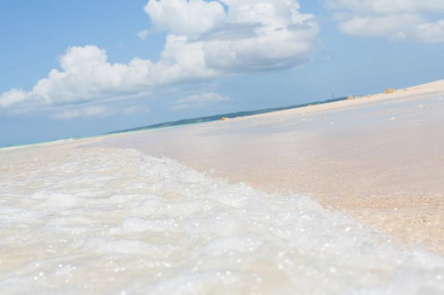 宮古島の前浜ビーチで波打ち際の砂浜を低角度で捉えた景色
