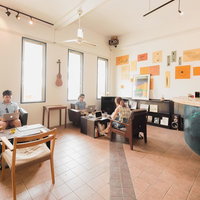心と時間に余裕を持ち、コワーキングカフェで開発合宿を行うノマドワーカーたちの写真