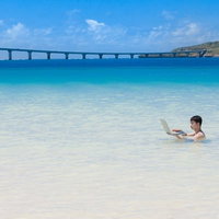 来間島をバックに、海水浴中も即座にメールの返信をする意識高いIT戦士の写真