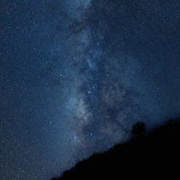 夜空を縦に横切る天の川と満天の星の宮古島の星空の写真