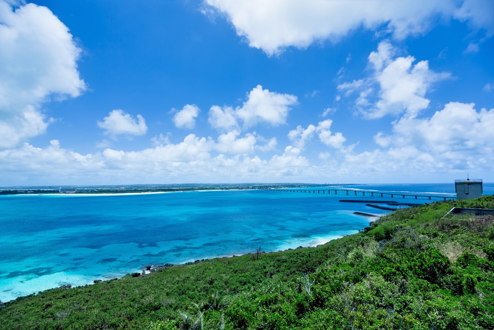 来間島の展望台から見える青い海と長い橋の絶景
