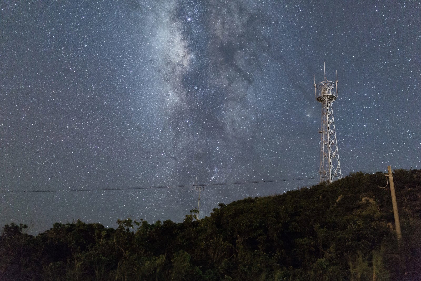 宮古島の夜空に広がる天の川と鉄塔