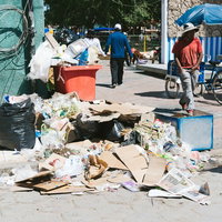 街頭に投げ捨てられたゴミと廃棄物の環境汚染の写真