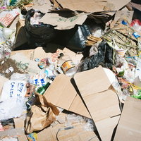 投げ捨てられたゴミの山と環境汚染による廃棄物処理の問題の写真