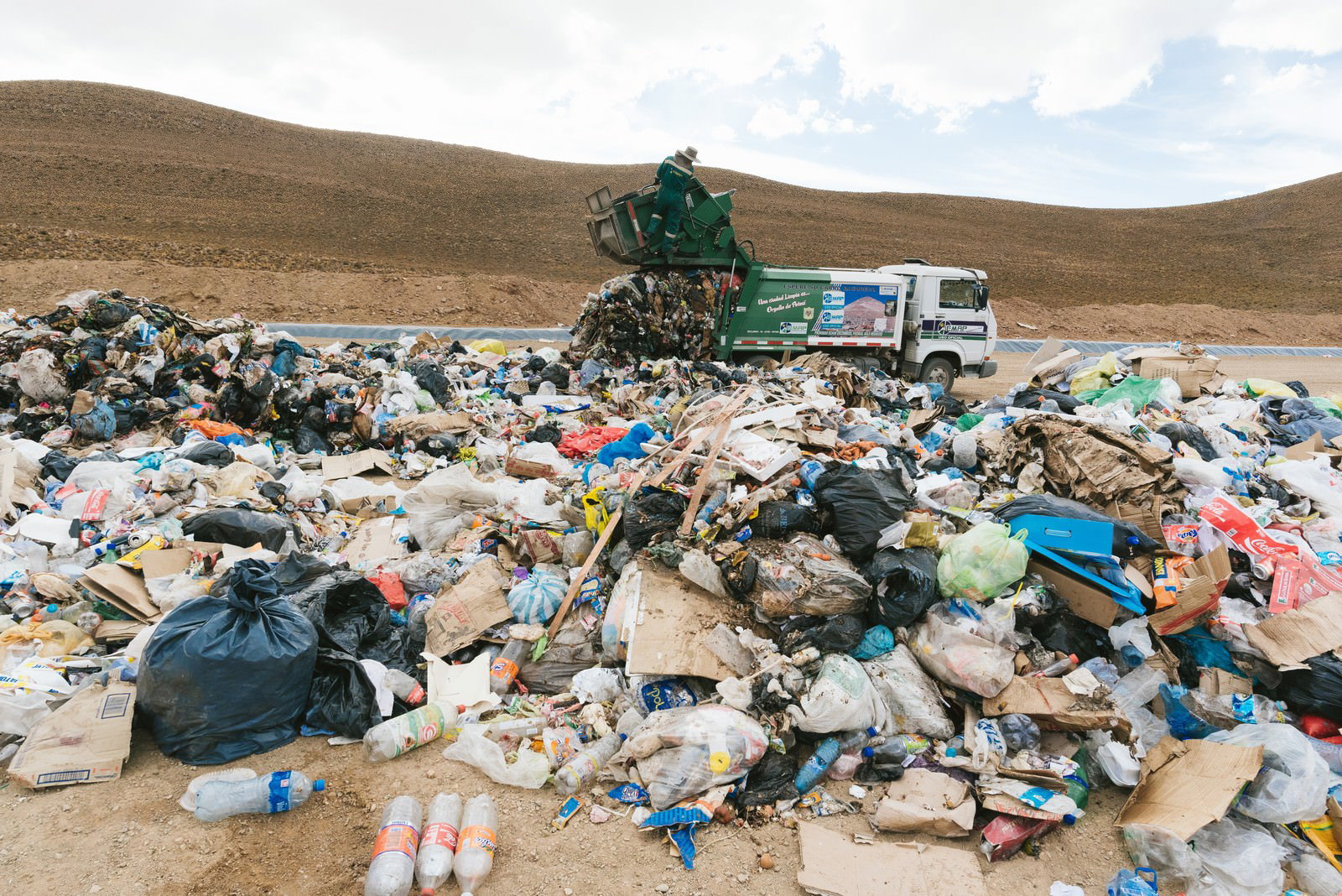 ウユニ市のゴミ埋立地で散乱する大量の廃棄物とプラスチック製品