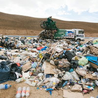 ウユニ市のゴミ埋立地に散乱する廃棄物とプラスチック汚染の写真