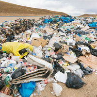 ボリビア・ウユニ市の廃棄物の山 - 環境汚染と不法投棄の現状の写真
