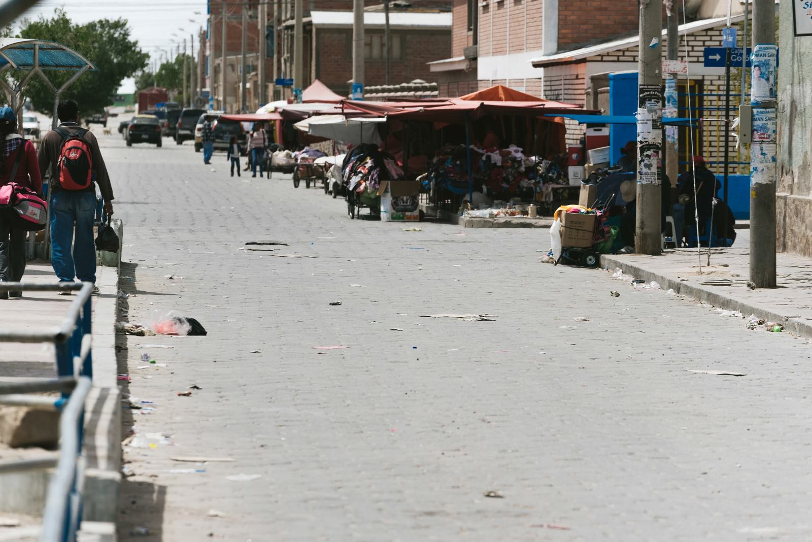 道路や歩道にゴミが散乱しているウユニ市街の様子