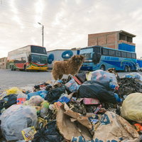 ウユニ塩湖の絶景を見にくる観光バスとウユニ市のごみ廃棄物問題の写真