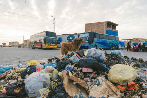ウユニ塩湖の絶景を見にくる観光バスとウユニ市のごみ廃棄物問題