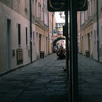 チェコ・ブドヴァルの路地裏に屯する若者たちの写真