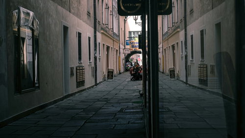 チェコ・ブドヴァルの路地裏に屯する若者たち