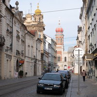 プルゼニの歴史的な路地に駐車する車（チェコ共和国）の写真