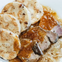 チェコ料理の定番ヴェプショ・クネドロ・ゼリー、ブルノ市で撮影の写真