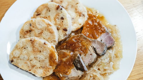 チェコ料理の定番ヴェプショ・クネドロ・ゼリー、ブルノ市で撮影