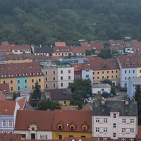 チェコ・ミクロフの特徴的な外壁を持つ家並みの写真