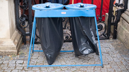 街角に置いてある青い簡易ゴミ箱