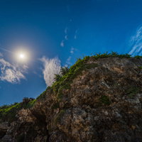 砂山ビーチの岩と月明かりに浮かぶ夜景 宮古島の星空の写真