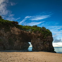 宮古島の砂山ビーチで海に面した岩のトンネルの写真