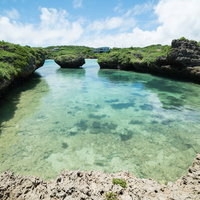 泳ぎやすそうなエメラルドグリーンの海岸（沖縄）の写真