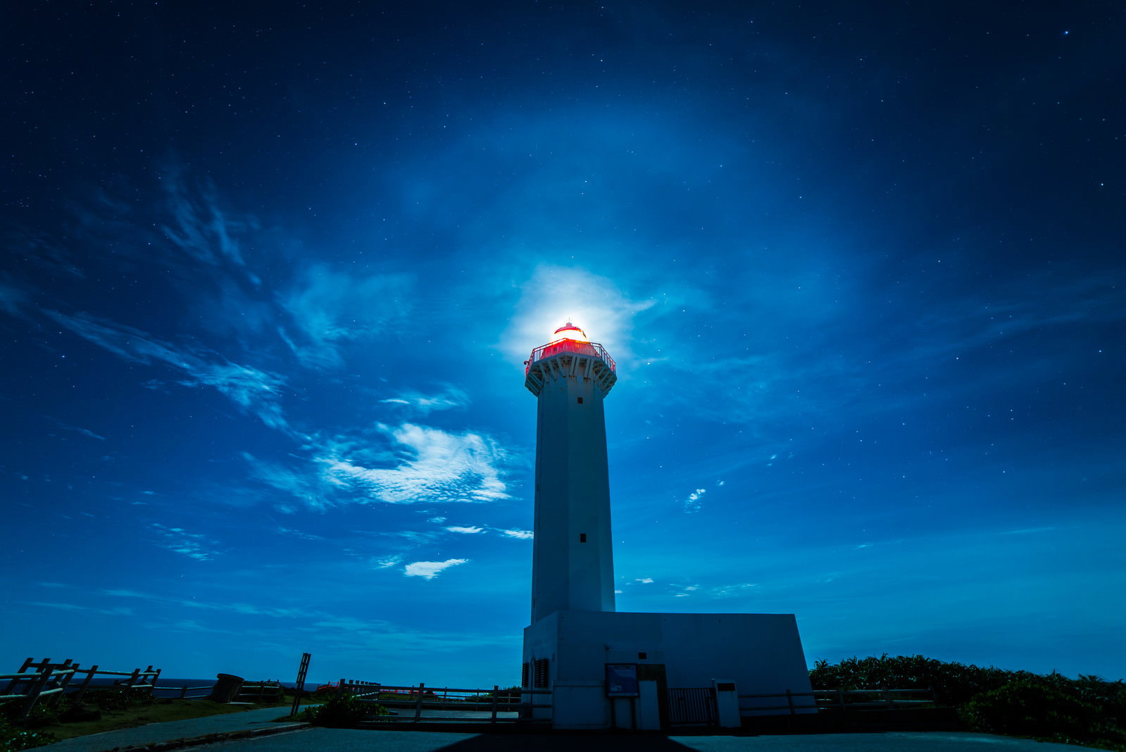 宮古島・平安名埼灯台近くの夜の入り江と星空
