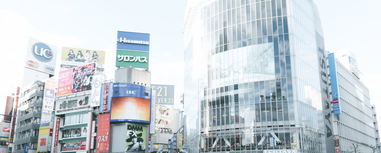 渋谷スクランブル交差点を横断する男性と都市風景
