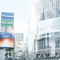 渋谷駅前スクランブル交差点を横断する男性の写真
