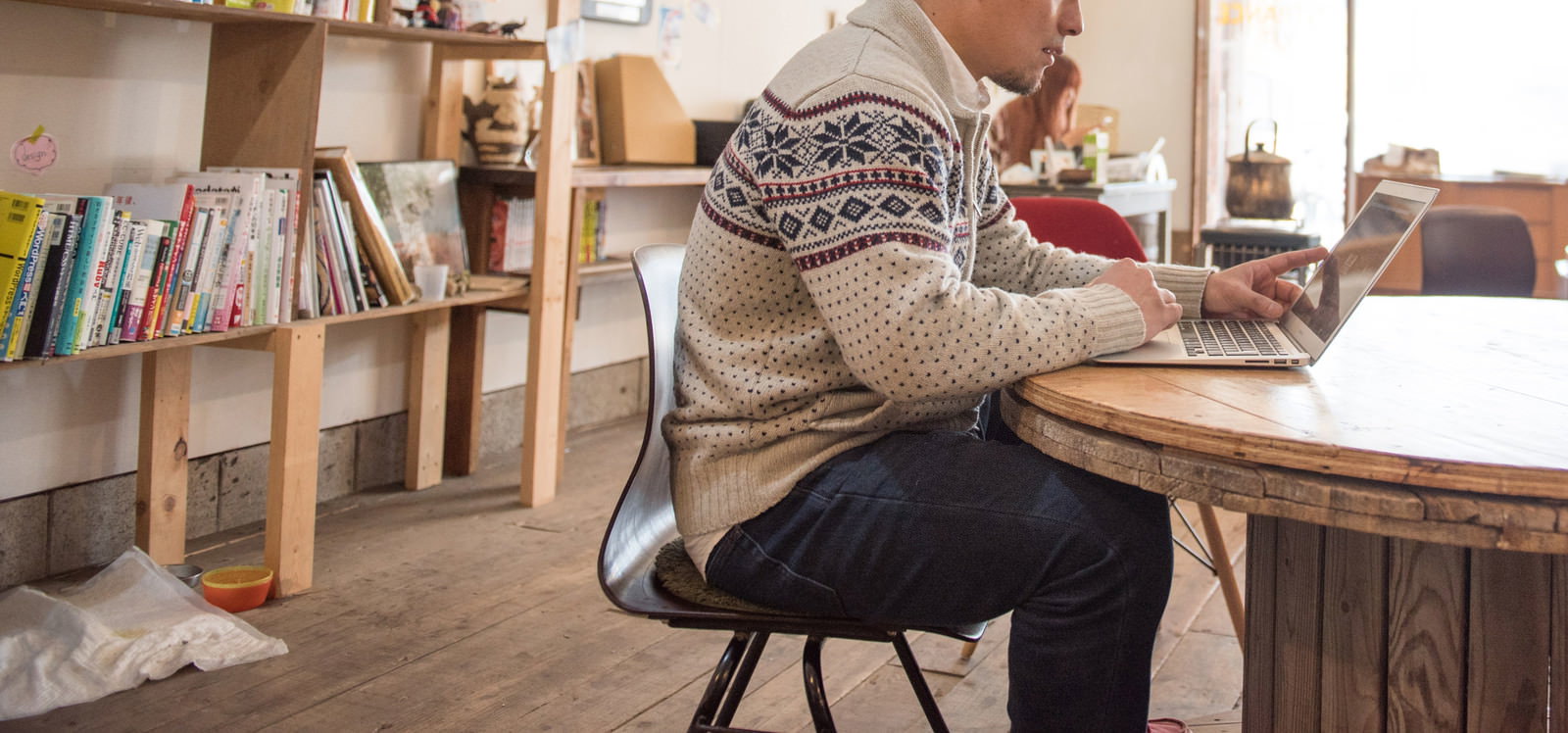 コワーキングスペースでパソコン作業する男性