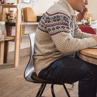 コワーキングスペースで作業するフリーランスの写真