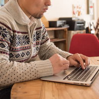 炭酸飲料がこぼれて笑う男性の写真