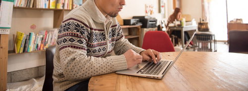 炭酸飲料がこぼれて笑う男性