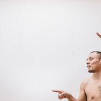 男性が指をさして商品やサービスを紹介するの写真